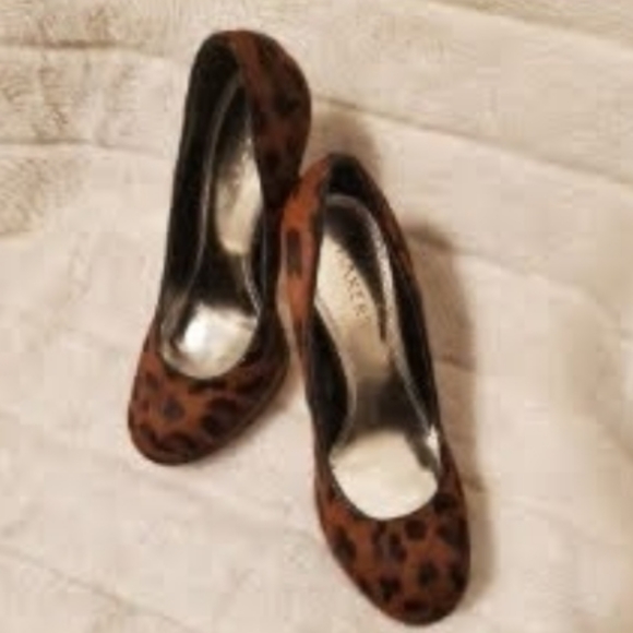 Bakers size 7 Leopard Print Platform Heels - Picture 2 of 3